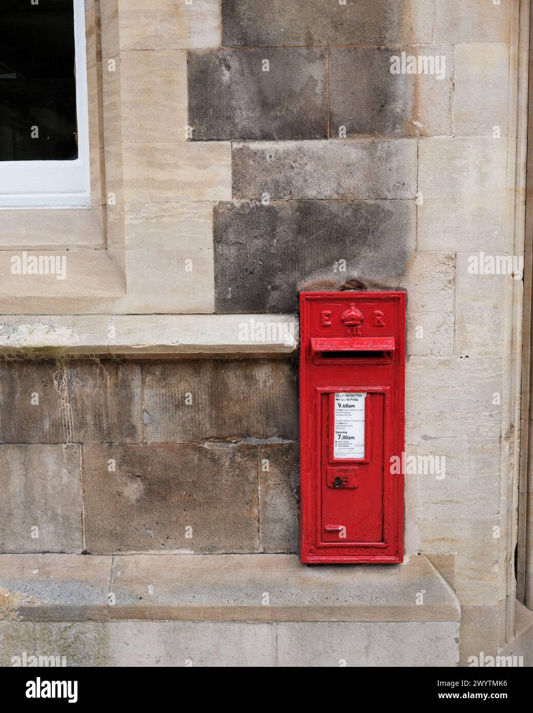 Casella postale rossa a Cambridge, Regno Unito Foto Stock