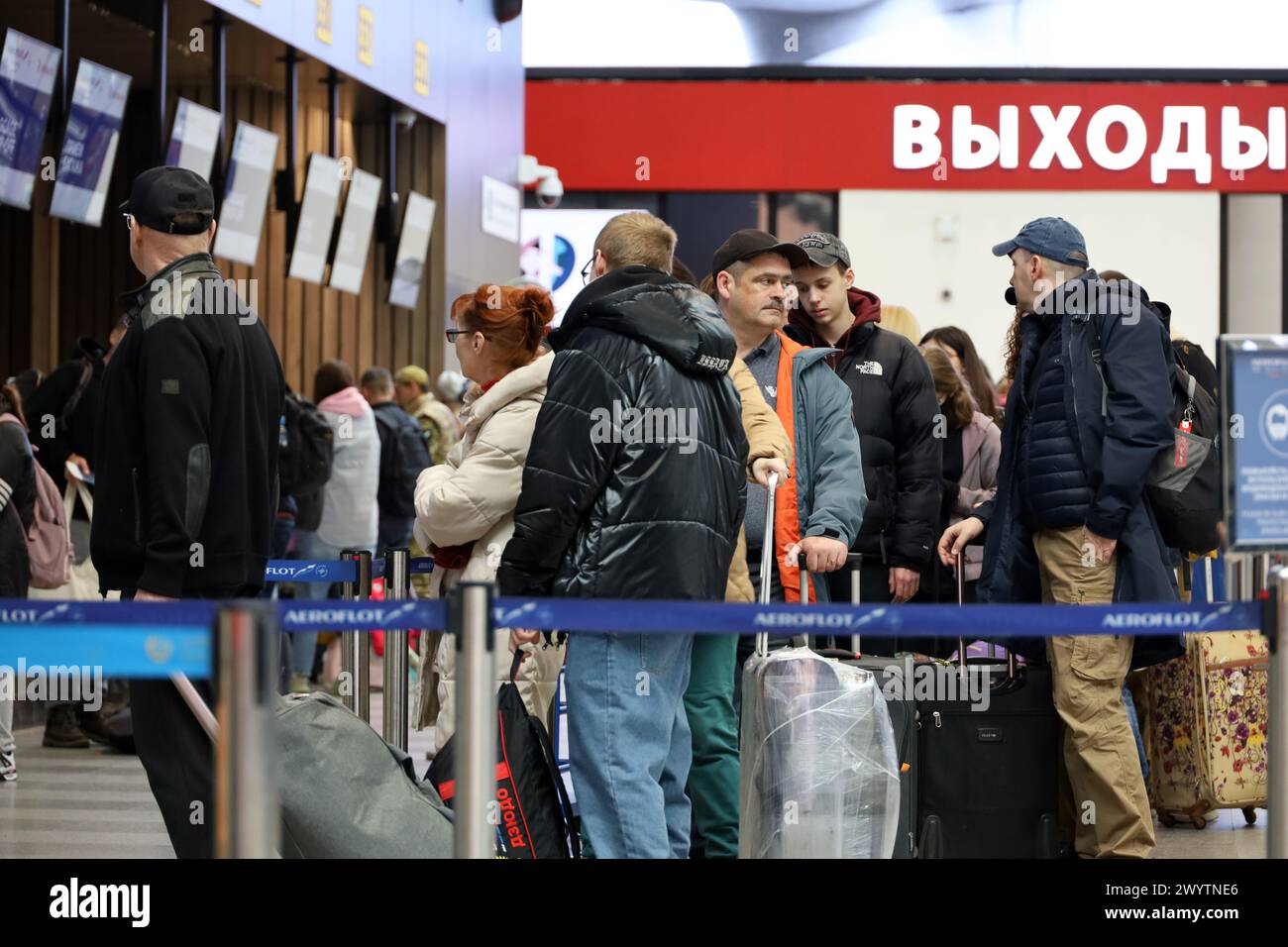 Coda di persone al terminal dell'aeroporto di Sheremetyevo. Passeggeri durante la registrazione per salire a bordo dell'aereo Foto Stock