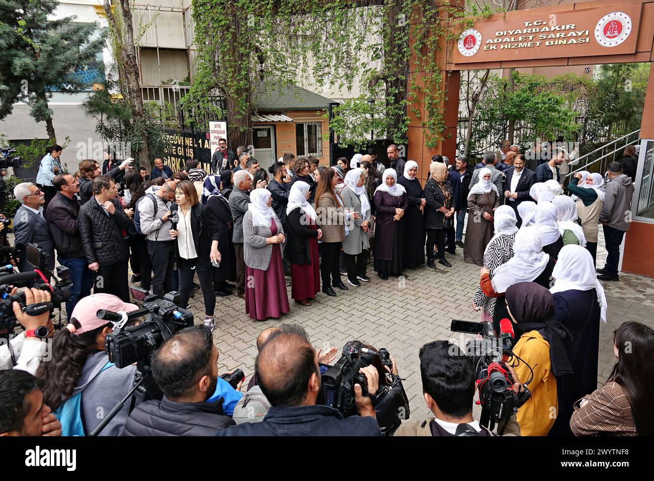 I membri del partito DEM e del gruppo delle madri della pace curde sono visti in attesa che i presidenti entrino nel Palazzo di giustizia per ricevere i loro certificati. Ayse Serra Bucak Kucuk e Dogan Hatun del Partito Popolare per l'uguaglianza e la democrazia (Partito DEM), che hanno vinto la Co-Mayorship del comune metropolitano di Diyarbakir, la più grande delle città curde in Turchia, hanno ufficialmente iniziato le loro funzioni oggi ricevendo i loro certificati di elezione dal Consiglio elettorale provinciale. Così, i curdi hanno ripreso il comune di Diyarbak dai fiduciari dopo 8 anni. Ayse Serra Bucak Kucuk, wh Foto Stock