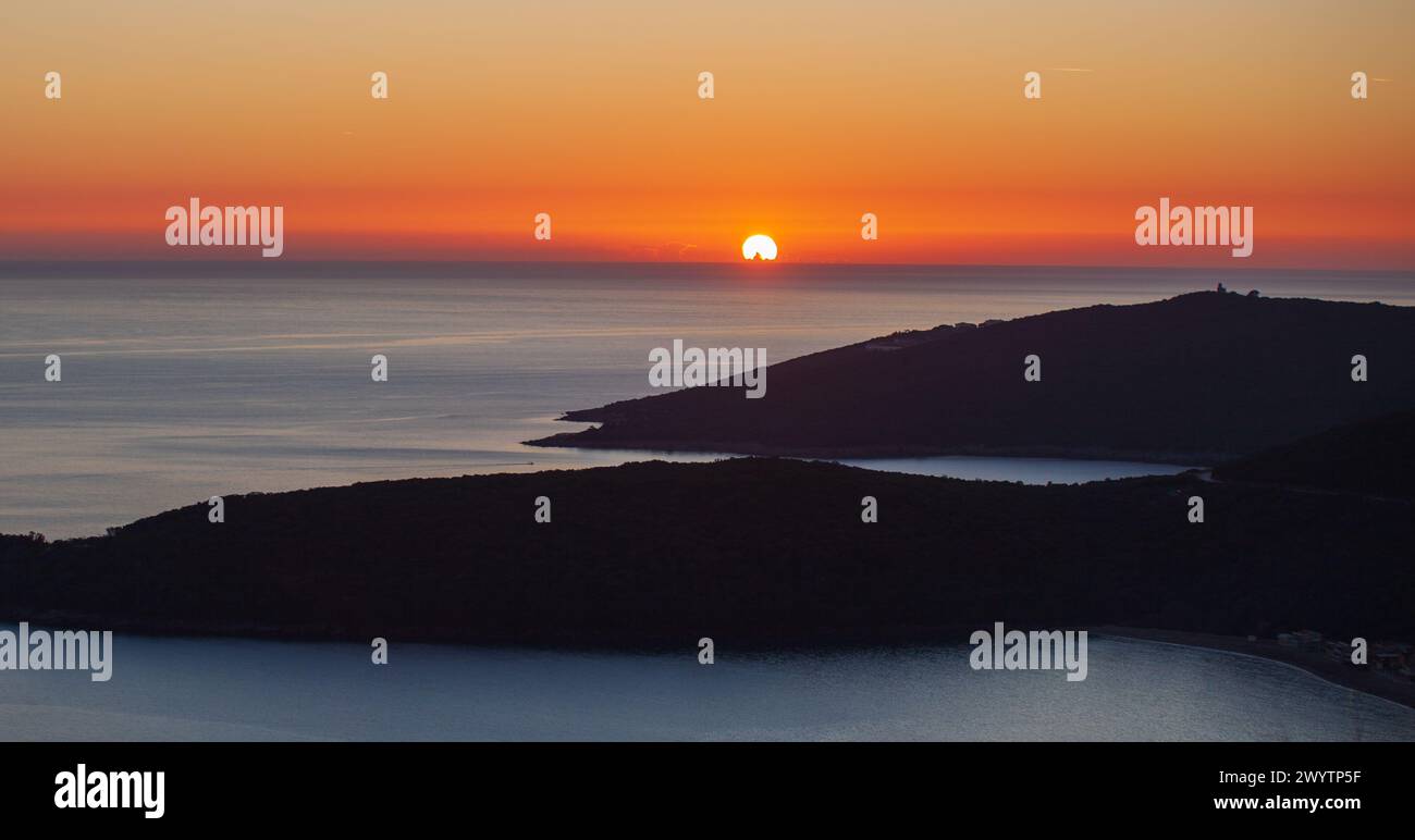 Tramonto arancione sul mare. Il sole rosso sulle isole tramonta all'orizzonte. Paesaggio romantico. Paesaggio tropicale. Foto a contrasto. Sfondo. Foto Stock