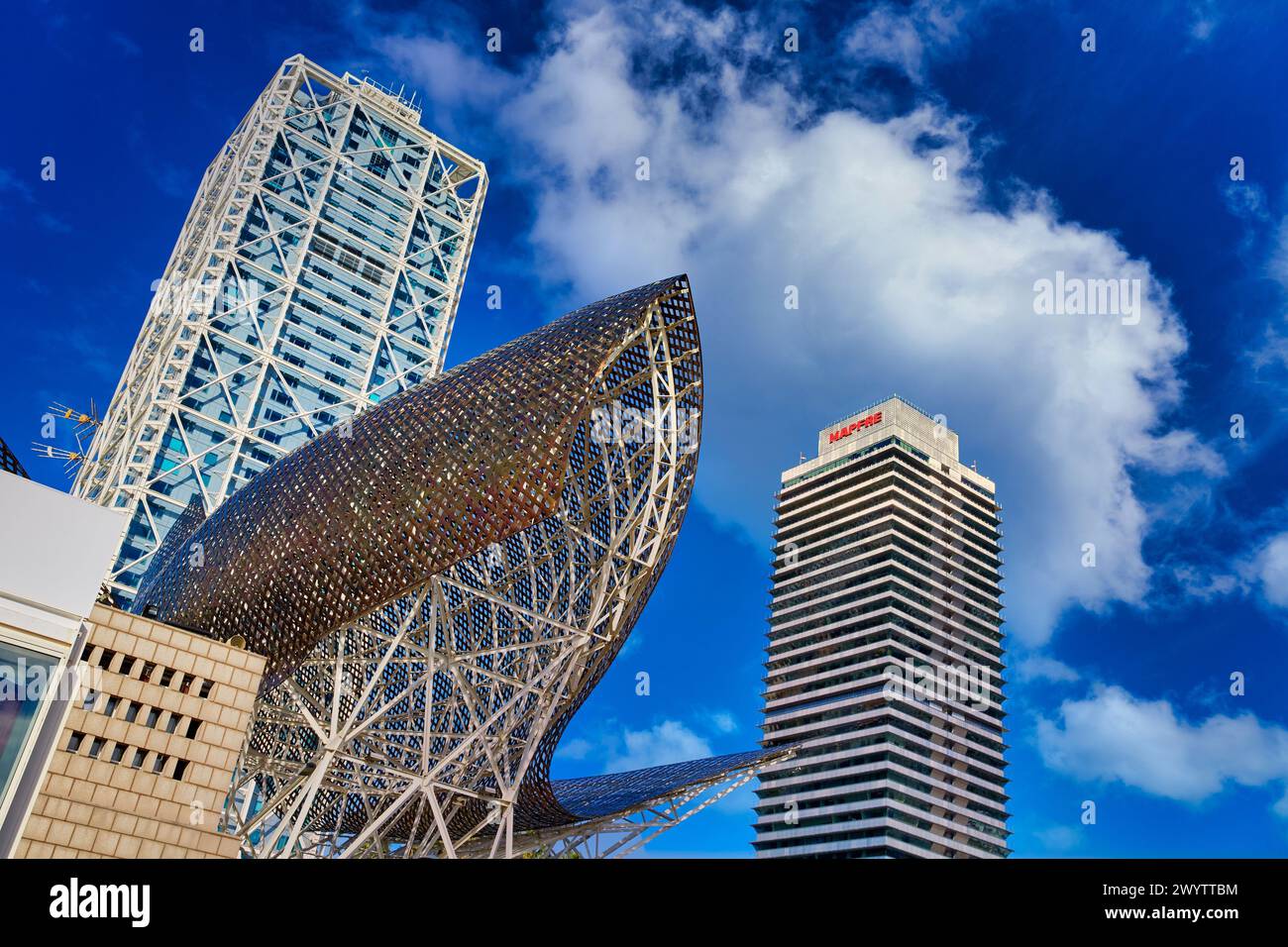 Frank O. Gehrys Golden Fish Sculpture, Mapfre Tower and Hotel Arts, Port Olimpic, Barcellona, Catalunya, Spagna, Europa. Foto Stock