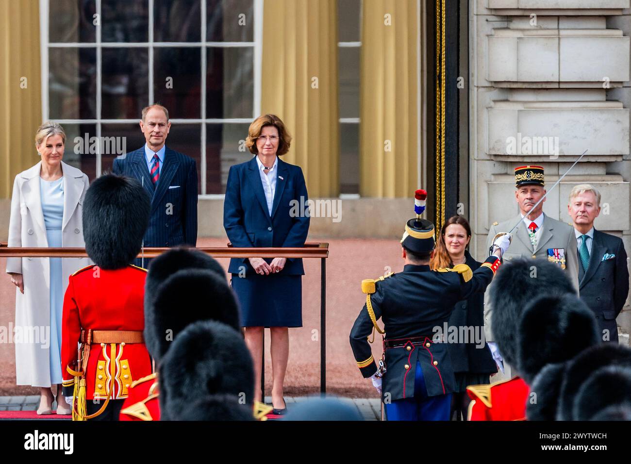 Londra, Regno Unito. 8 aprile 2024. Accompagnato da Hélène Duchêne, l'ambasciatore di Francia nel Regno Unito, il duca e la duchessa di Edimburgo (il principe Edoardo e Sophie) prendono il saluto e ispezionano le truppe - la Gendarmeria nazionale francese prende il saluto reale alla cerimonia del cambio della guardia a Buckingham Palace. La prima volta che alle truppe non del commonwealth è stato dato l'onore di celebrare il 120° anniversario dell'intesa cordiale. Crediti: Guy Bell/Alamy Live News Foto Stock