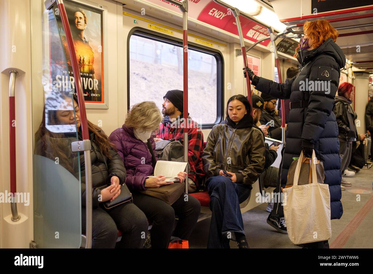 I canadesi sono in viaggio con un treno della metropolitana nella città di Toronto. Diverse razze hanno formato la vita sociale nelle città del Canada. Foto Stock