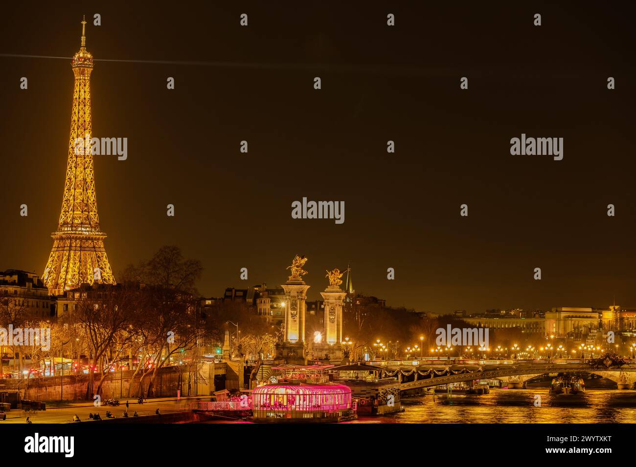 Parigi, Francia - 17 febbraio 2024: Vista panoramica della maestosa Torre Eiffel illuminata e della Senna a Parigi in Francia Foto Stock