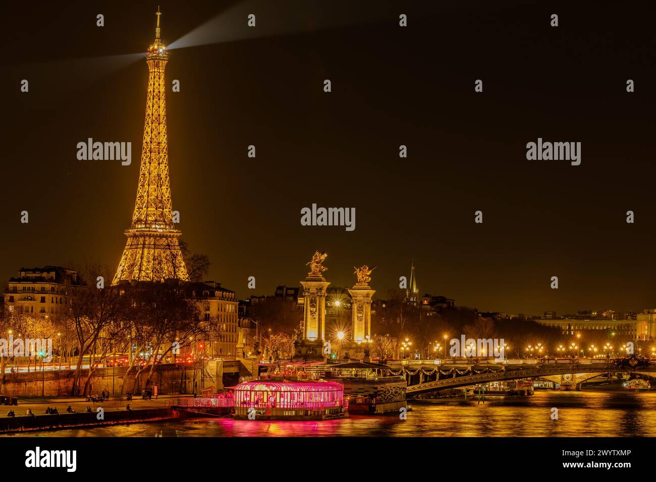 Parigi, Francia - 17 febbraio 2024: Vista panoramica della maestosa Torre Eiffel illuminata e della Senna a Parigi in Francia Foto Stock