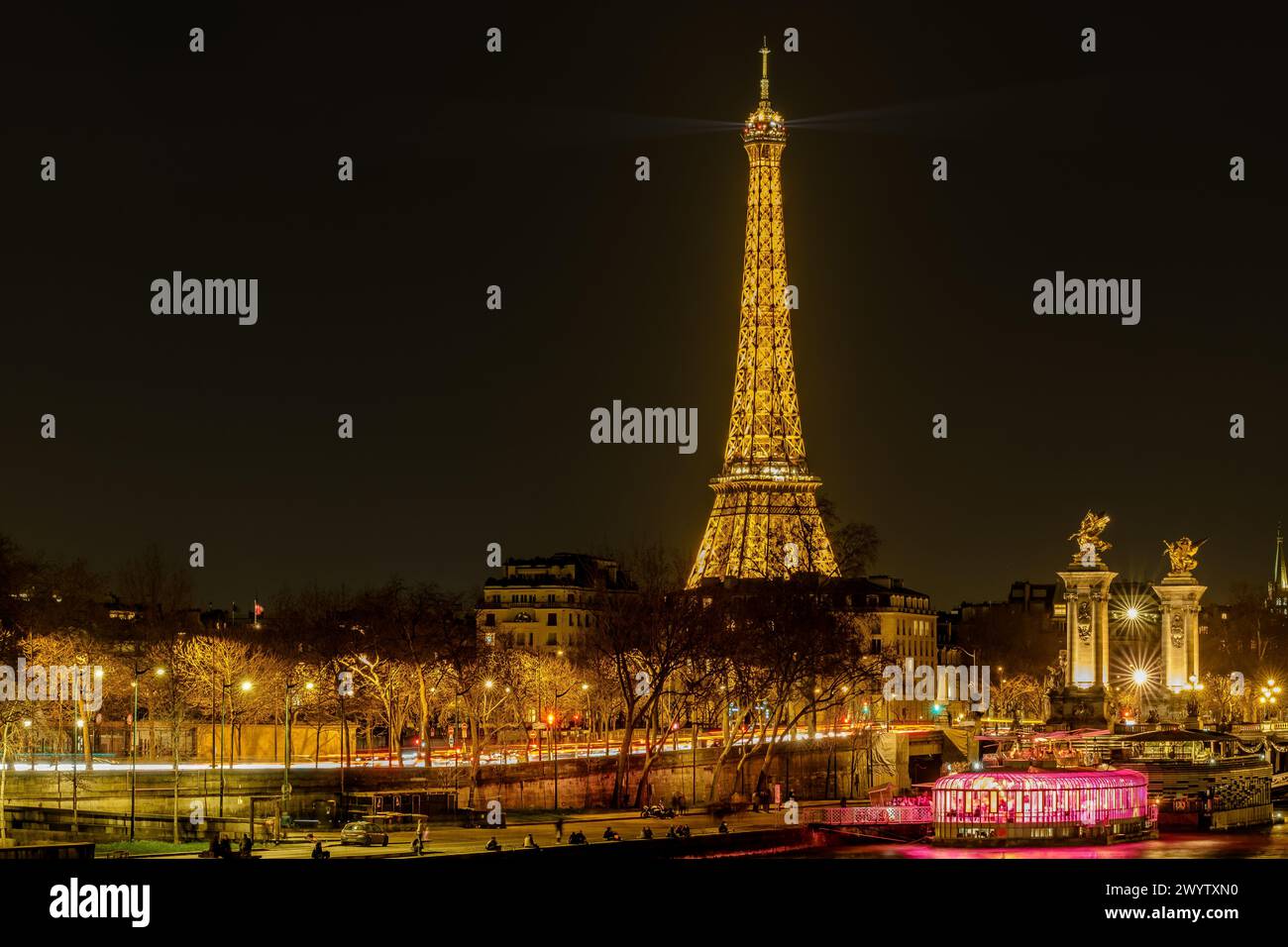 Parigi, Francia - 17 febbraio 2024: Vista panoramica della maestosa Torre Eiffel illuminata e della Senna a Parigi in Francia Foto Stock