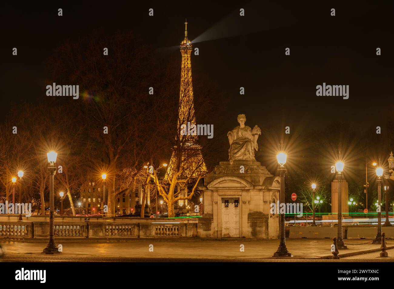 Parigi, Francia - 17 febbraio 2024: Vista panoramica della maestosa Torre Eiffel illuminata e della Senna a Parigi in Francia Foto Stock