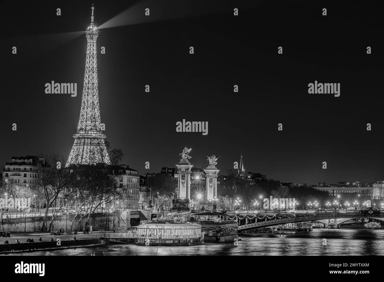 Parigi, Francia - 17 febbraio 2024: Vista panoramica della maestosa Torre Eiffel illuminata e della Senna a Parigi in Francia in bianco e nero Foto Stock