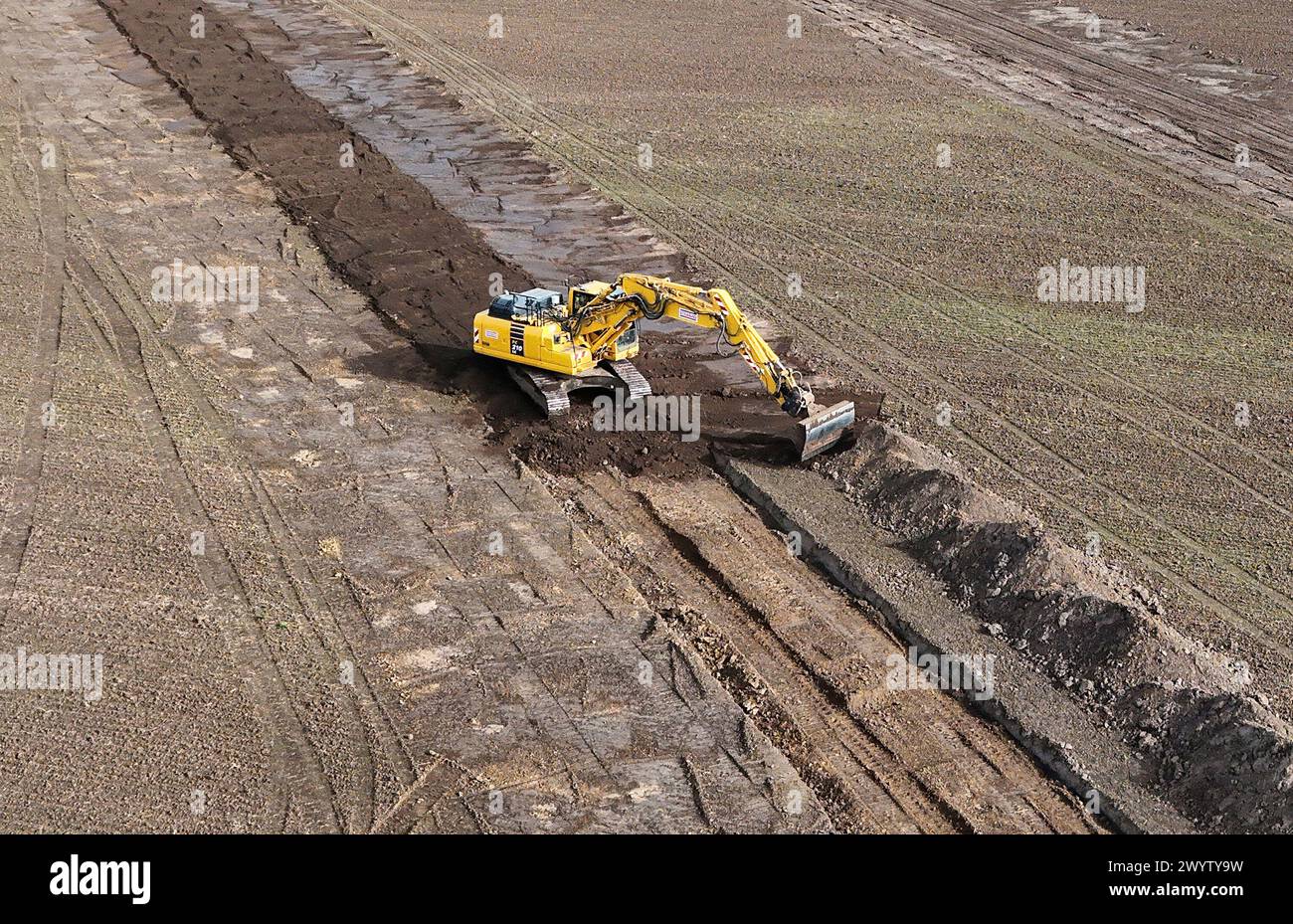 Intel Baustelle Bagger principiante mit Bauvorbereitungen zur Baustellenzufahrt an der L 50 an der zukünftigen Baustelle von Intel a Magdeburgo. DAS Land Sachsen-Anhalt finanziert den Ausbau von zwei Baustellenzufahrten von der Landesstraße L 50 auf das Intel-Gelände, 08.04.2024. Magdeburg Sachsen-Anhalt Deutschland *** gli escavatori Intel per cantieri iniziano i preparativi per la strada di accesso al cantiere sulla L 50 presso il futuro cantiere Intel a Magdeburgo lo stato della Sassonia-Anhalt sta finanziando l'espansione di due strade di accesso al cantiere dall'autostrada L 50 all'Intel Foto Stock