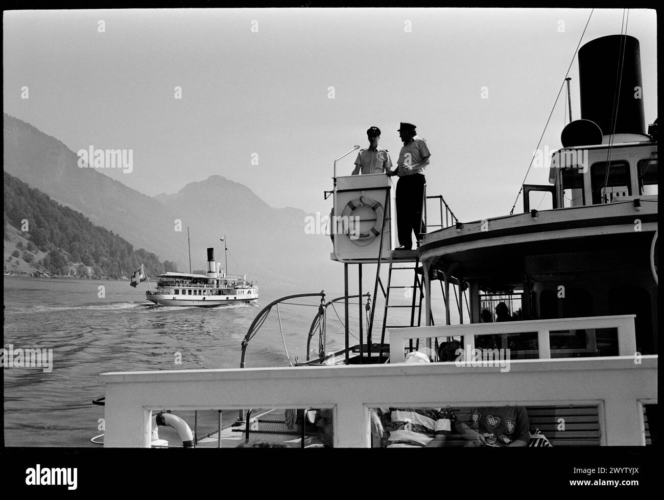 Svizzera Lago di Steamer sul Lago di Lucerna 1992 Sacramento nel 2024 la Schifffahrtsgesellschaft des Vierwaldstättersees o compagnia di navigazione del Lago di Lucerna (comunemente abbreviata in SGV) è una società pubblica svizzera che gestisce navi passeggeri e barche sul Lago di Lucerna. L'azienda ha sede nella città di Lucerna e le sue origini risalgono al 1836. Oggi è la più grande compagnia di navigazione interna della Svizzera, ed è nota per aver operato un certo numero di storici piroscafi a pale Foto Stock
