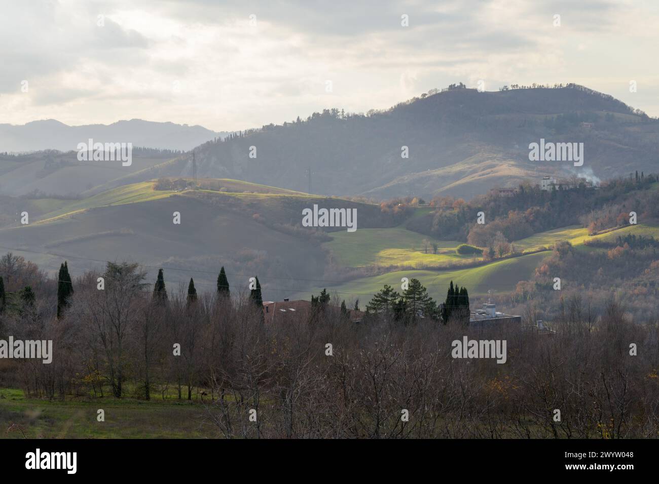 Colline e montagne nebbiose. Speroni dell'Appennino vicino Bologna, Emilia-Romagna, Italia Foto Stock