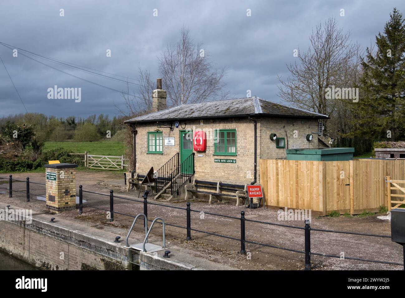 Vecchio cottage dei guardiani delle chiuse, esche Bite Lock, River Cam, Milton, Cambridgeshire, Inghilterra, Regno Unito Foto Stock