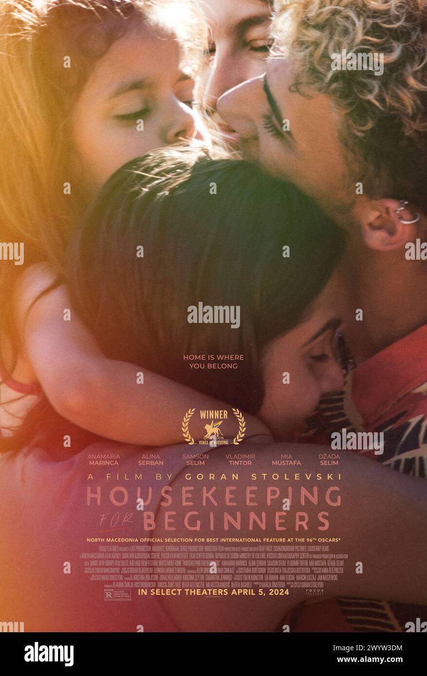 Housekeeping for Beginners (2023) diretto da Goran Stolevski e interpretato da Samson Selim, mia Mustafi e Dzada Selim. Nonostante non aspiri mai ad essere madre, dita si ritrova costretta a crescere le due figlie della sua ragazza. Mentre i loro desideri individuali si scontrano, si sviluppa una storia commovente sulla lotta di una famiglia improbabile per stare insieme. Poster a un foglio USA.***SOLO PER USO EDITORIALE*** credito: BFA / caratteristiche principali Foto Stock