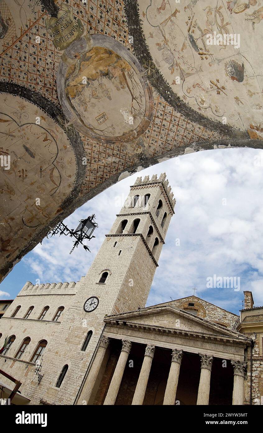 Palazzo del Capitano del popolo e Tempio di Minerva in Piazza del comune. Assisi. Umbria, Italia. Foto Stock