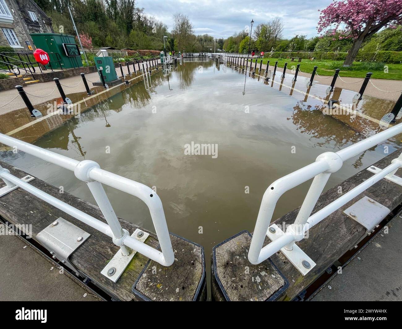 Acqua alta durante la marea primaverile e l'eclissi, il fiume Medway fa esplodere le sue rive ad Allington Lock vicino a Maidstone nel Kent. Foto Stock