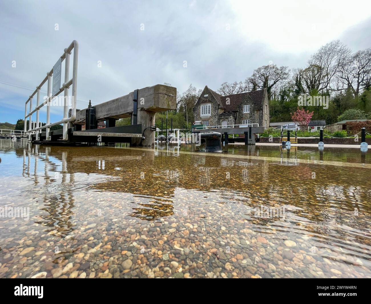 Acqua alta durante la marea primaverile e l'eclissi, il fiume Medway fa esplodere le sue rive ad Allington Lock vicino a Maidstone nel Kent. Foto Stock