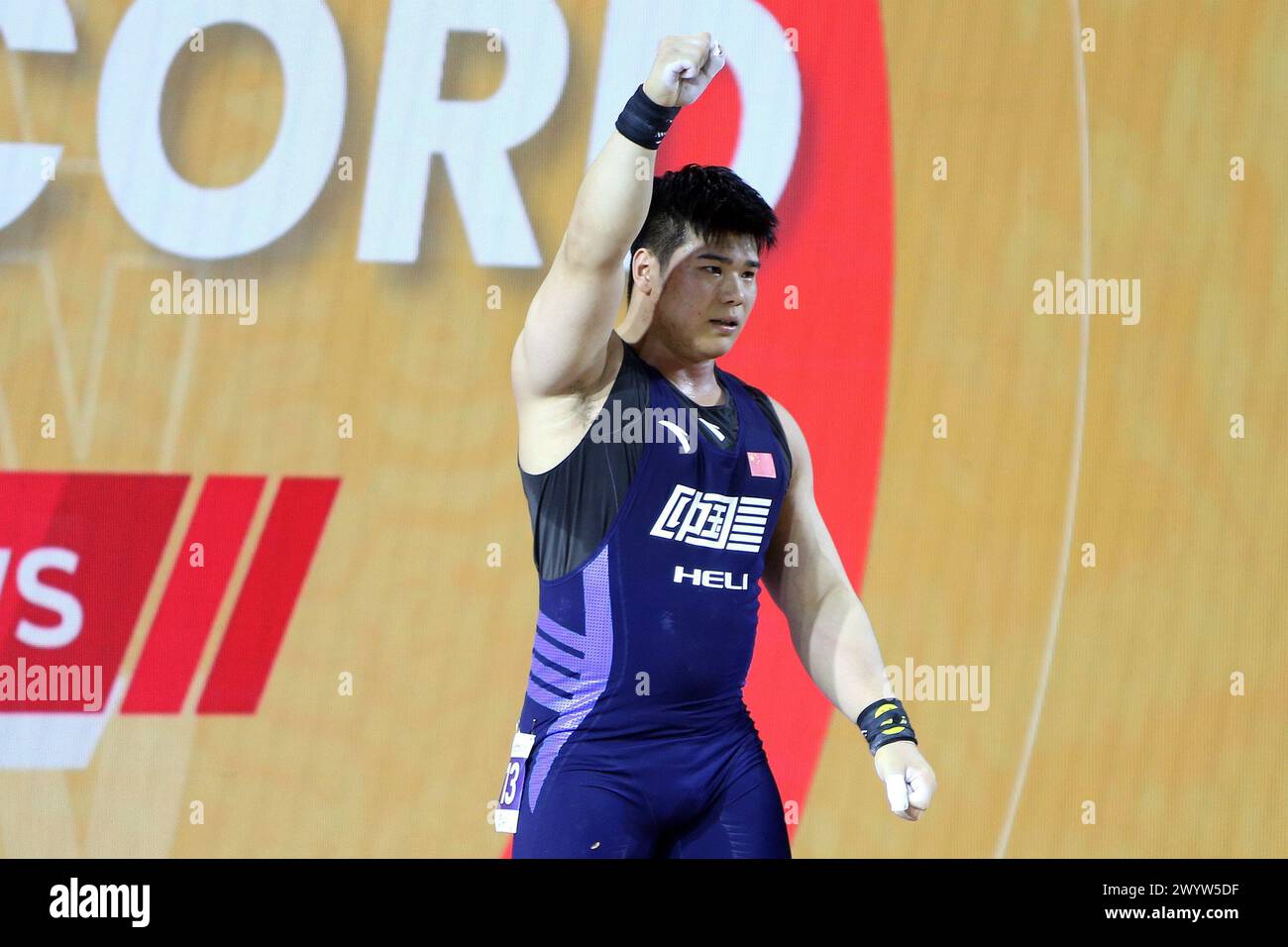 Phuket, Thailandia. 8 aprile 2024. Liu Huanhua della Cina festeggia durante la categoria maschile 102 kg alla International Weightlifting Federation (IWF) World Cup a Phuket, Thailandia, 8 aprile 2024. Crediti: Wang Teng/Xinhua/Alamy Live News Foto Stock