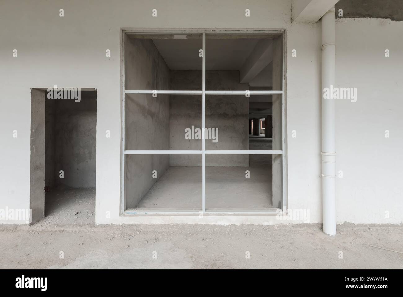 Una struttura in cemento all'interno di un edificio incompiuto Foto Stock