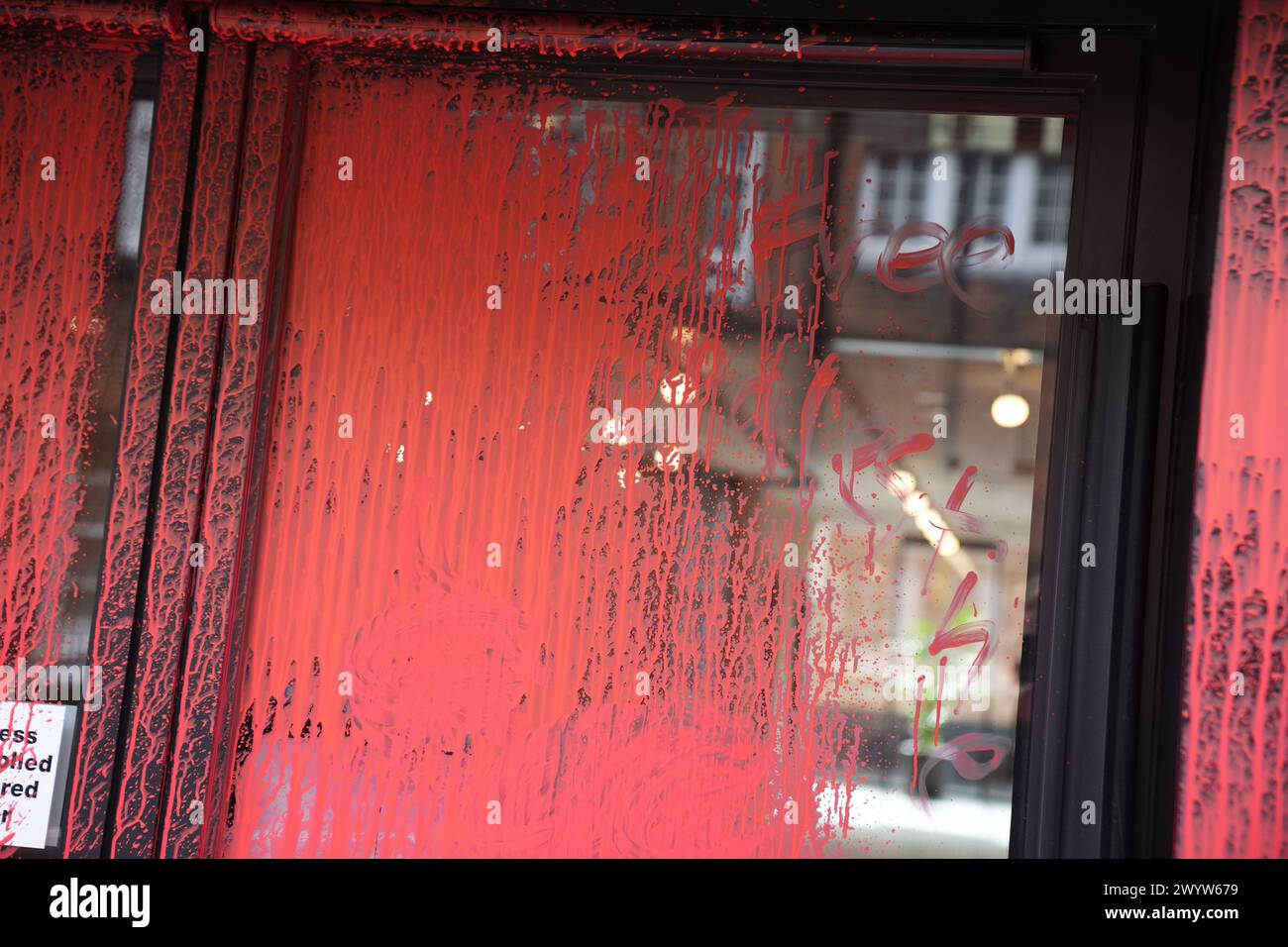 La Palestina libera è scritta sulla porta del quartier generale del Partito Laburista a Londra dopo che la vernice rossa è stata gettata all'esterno dell'edificio. Data foto: Lunedì 8 aprile 2024. Foto Stock