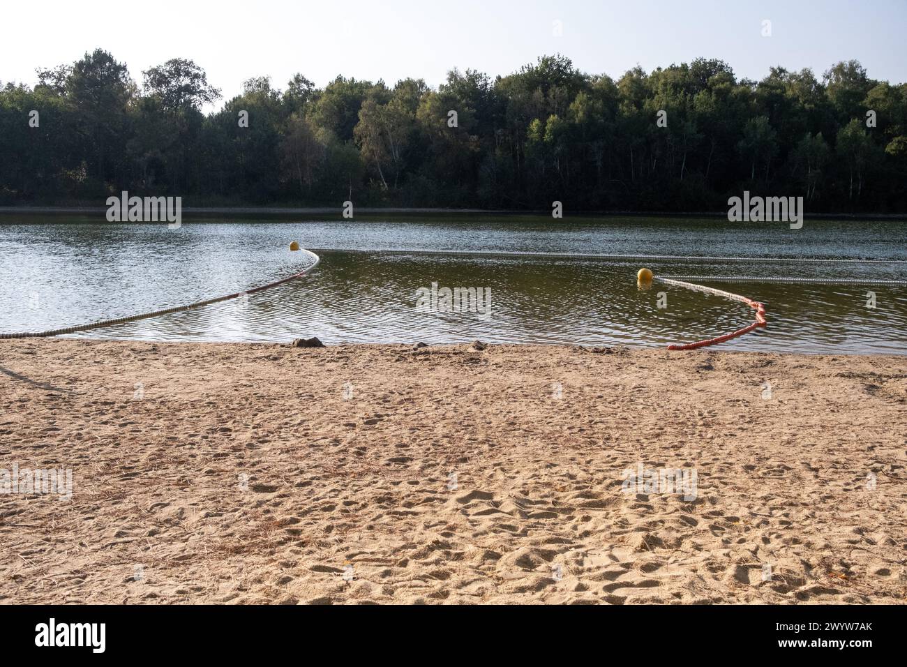 Il parco divertimenti Etang de Malague durante l'ondata di caldo estiva nel Maine-et-Loire il 19 luglio 2022. Base de loisirs de l'etang de Malague, durant la canicu Foto Stock