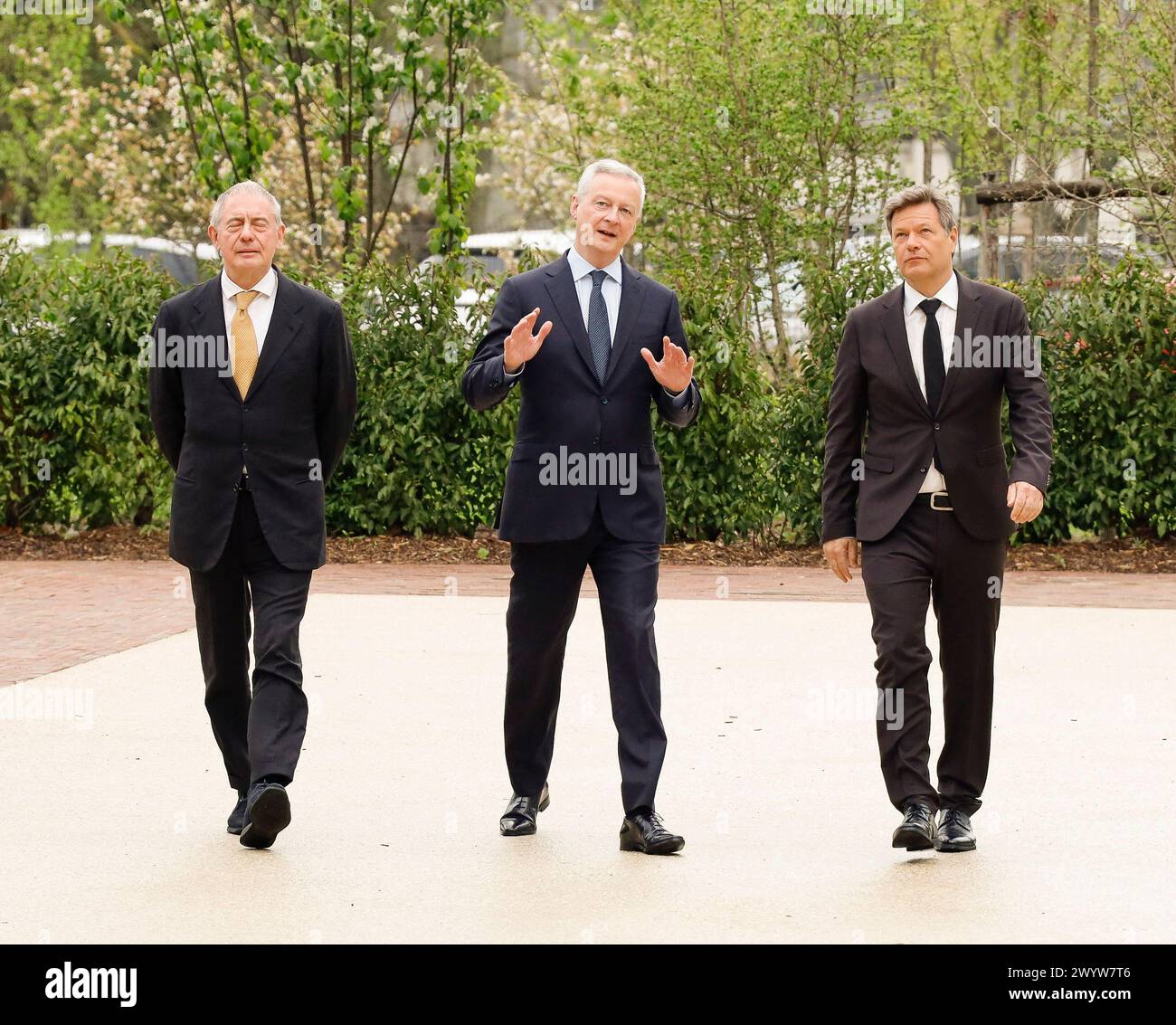 Il ministro francese dell'economia e delle finanze Bruno le Maire e il vice-cancelliere tedesco e ministro dell'economia e della protezione del clima Robert Habeck e il ministro italiano delle imprese e del "Made in Italy" Adolfo Urso durante un incontro trilaterale sulla politica industriale europea a Meudon, fuori Parigi, in Francia, l'8 aprile 2024. Dal marzo 2017 Francia, Germania e Italia hanno avviato una cooperazione trilaterale per promuovere la digitalizzazione del settore manifatturiero e sostenere gli sforzi dell'Unione europea in questo settore. Foto di Jean-Bernard Vernier/JBV News/ABACAPRESS.COM Foto Stock