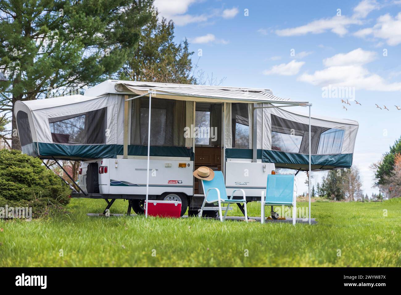 Camper pop-up con tenda e due sedie nel paese, Delaware, Stati Uniti Foto Stock