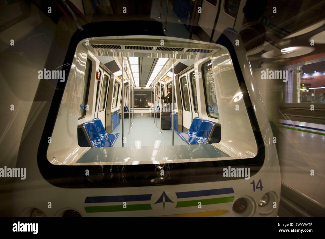 Treno sotterraneo che collega il nuovo terminal T4 con il T4S all'Aeroporto Internazionale Barajas di Madrid, Spagna. Foto Stock