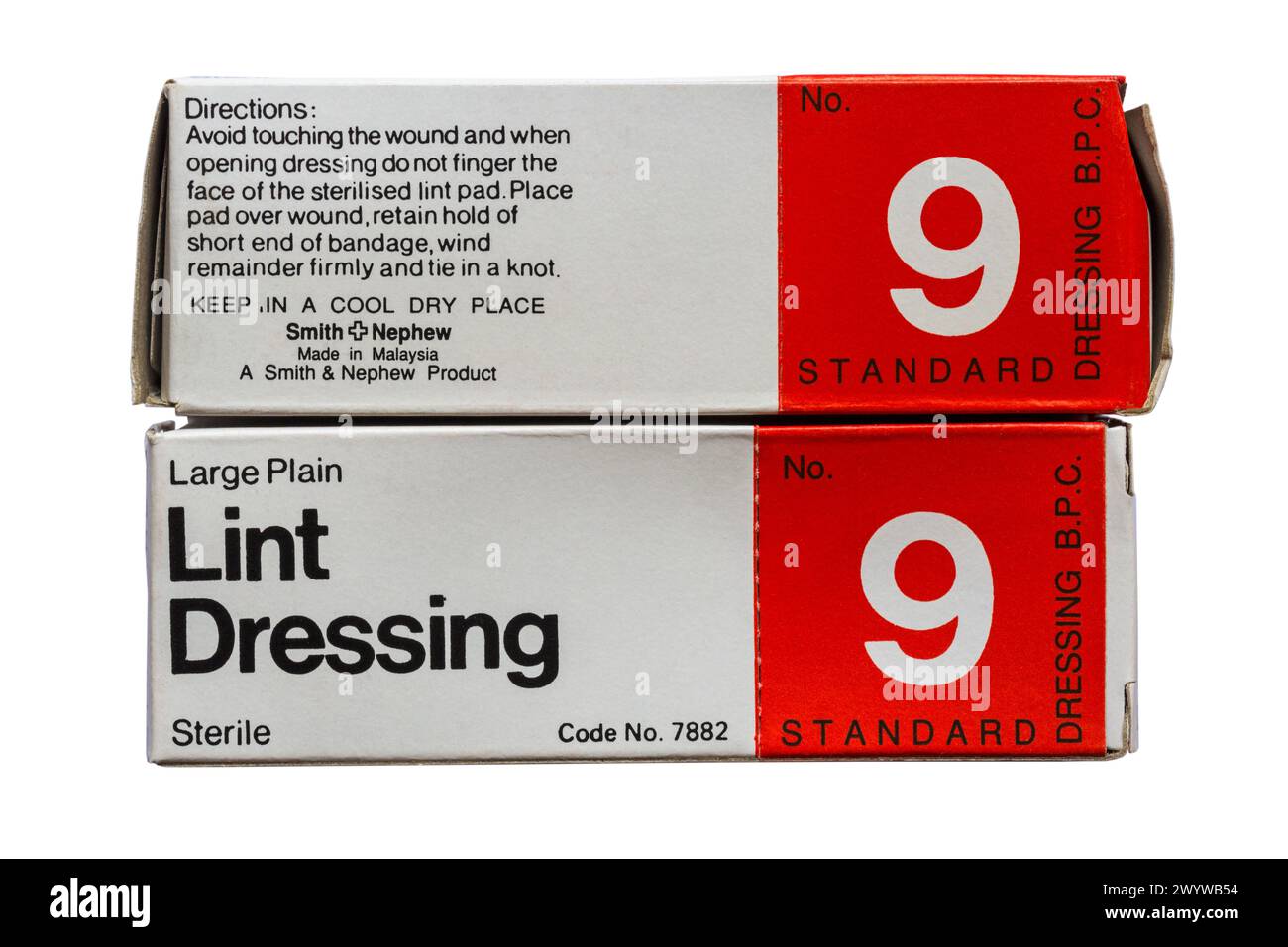 Confezioni di medicazione per lanugine n. 9 medicazione standard larga piana B.P.C. isolata su sfondo bianco - che mostra la parte anteriore e laterale con le direzioni Foto Stock