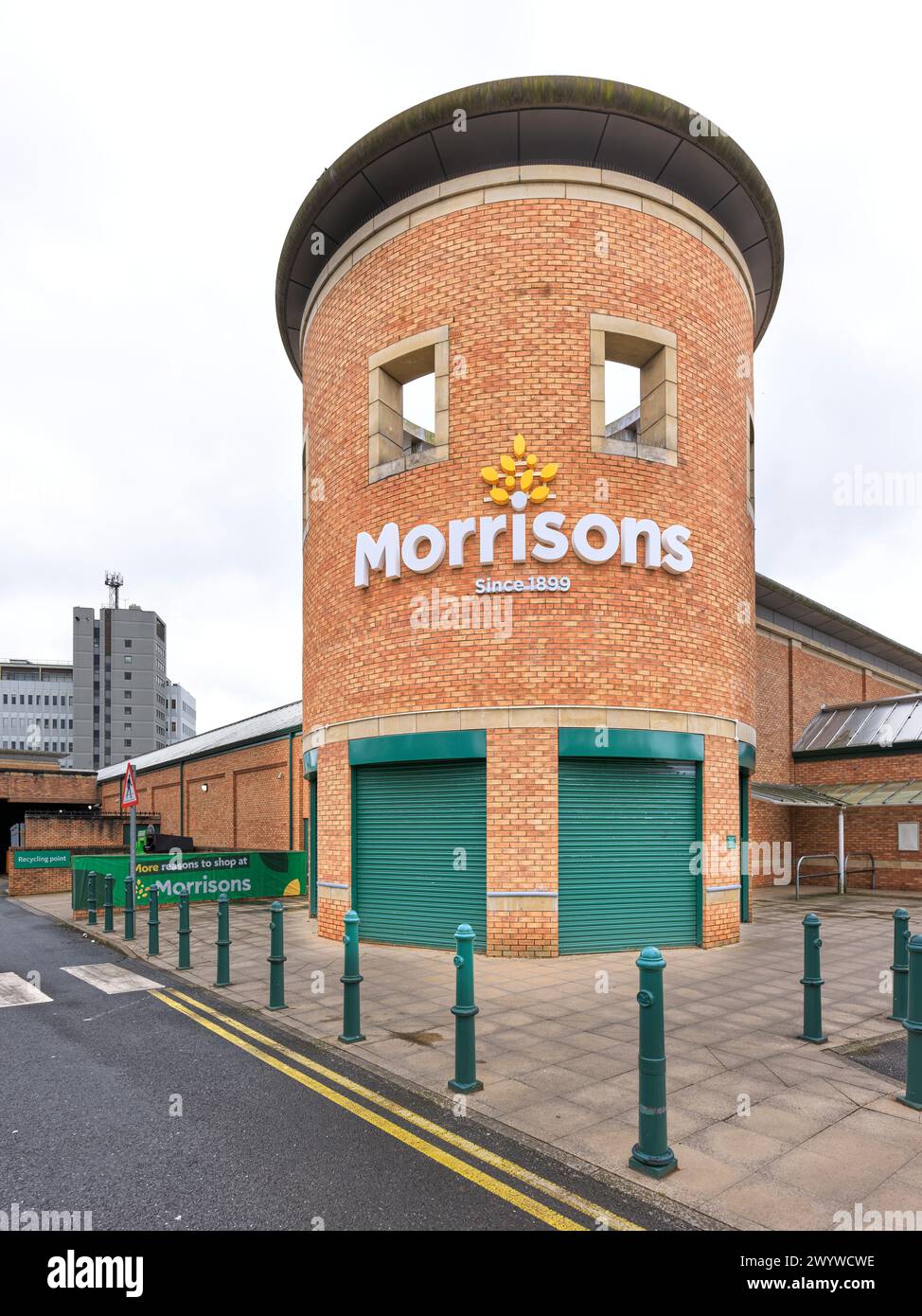 Persiane antifurto alla base della torre nel supermercato Morrisons, Kettering, Northamptonshire, Inghilterra. Foto Stock