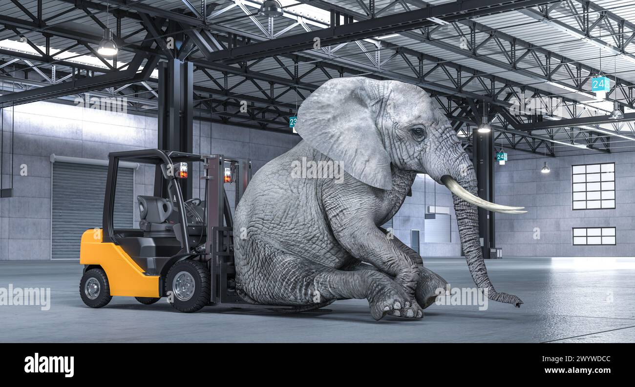 Immagine surreale di un elefante seduto accanto a un carrello elevatore in un magazzino industriale Foto Stock