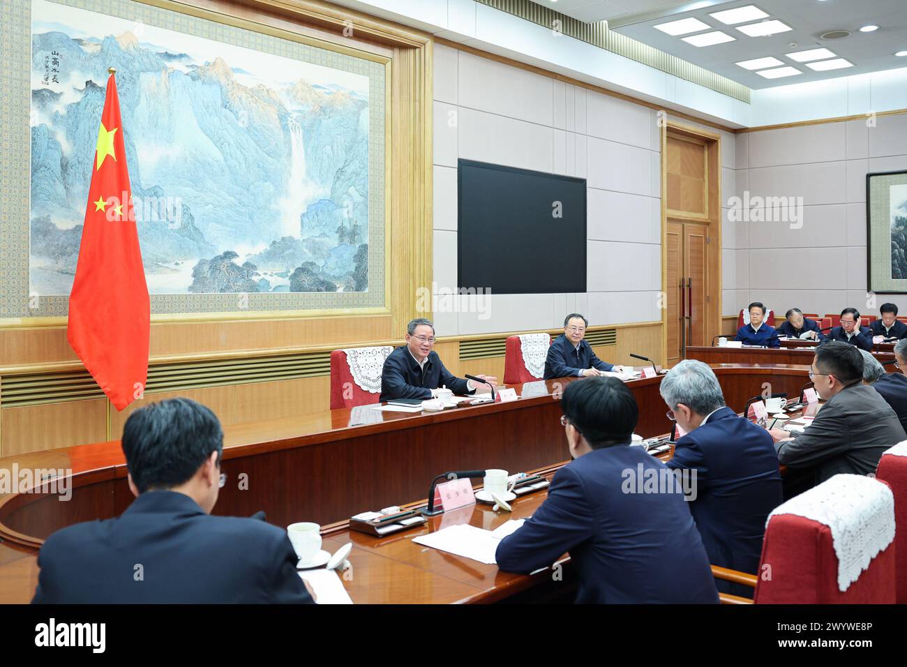Pechino, Cina. 8 aprile 2024. Il Premier cinese li Qiang, anche membro del comitato permanente dell'Ufficio politico del Comitato centrale del Partito comunista cinese, convoca un simposio con esperti economici e imprenditori per sollecitare pareri sullo stato attuale dell'economia e sui lavori per la prossima tappa a Pechino, capitale della Cina, 8 aprile 2024. Crediti: Liu Bin/Xinhua/Alamy Live News Foto Stock