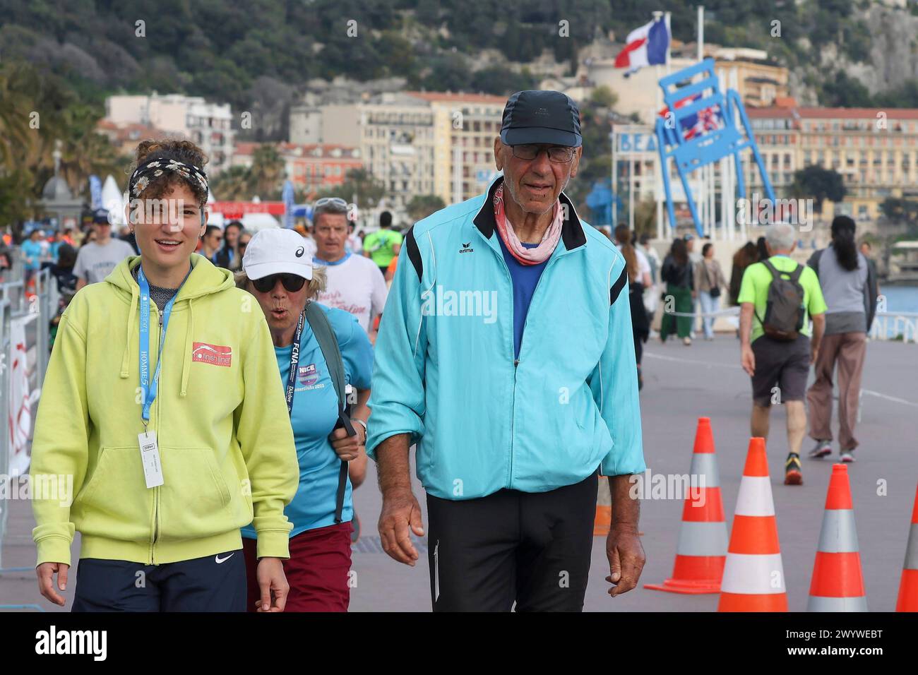 © Francois Glories/MAXPPP - 03 - 07/04/2024 Dominique Eche (allenatore di più generazioni di atleti al Nice Côte d'Azur Athlétisme, nel suo 70° anno), con l'amico René Steno (nel suo 73° anno, dopo 3 attacchi cardiaci), scendi dalla loro mitica panchina bianca (sede di allenamento giornaliero di corsa a piedi) nel mezzo della Promenade des Anglais, per partecipare alla categoria di 5 giorni della "No Finish Line Nice" (corsa o passeggiata su un circuito aperto 24 ore al giorno per 5 giorni. Percorso di un chilometro = 1 € donato a progetti per bambini svantaggiati) a Nizza, rivieranucleo francese temperature particolarmente pulite sul p Foto Stock