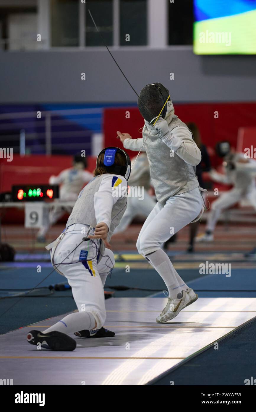 Due recinti combattono sulla pista di scherma al Campionato nazionale di scherma dell'Ucraina. Kiev - 30 marzo 2024 Foto Stock