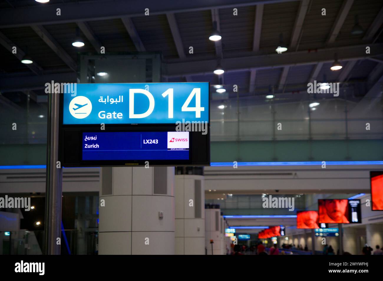 DUBAI, EMIRATI ARABI UNITI - 21 giugno 2019: Cartello al gate d'imbarco D14 all'aeroporto di Dubai Foto Stock