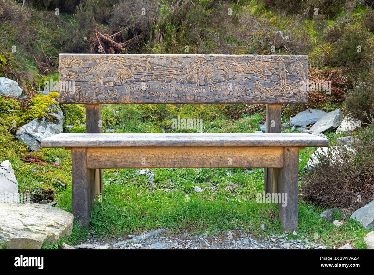 Panchina con foto incisa, Snowdonia National Park vicino a Pont Pen-y-benglog, Bethesda, Bangor, Galles, Gran Bretagna Foto Stock