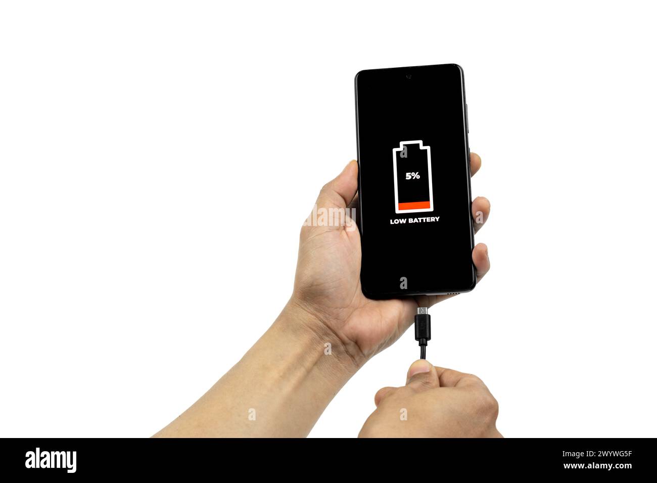 Problemi cellulari ed energia. Uomo che tiene a mano uno smartphone con l'icona della batteria scarica sullo schermo isolata su sfondo bianco. Grafica su tutte le schermate Foto Stock