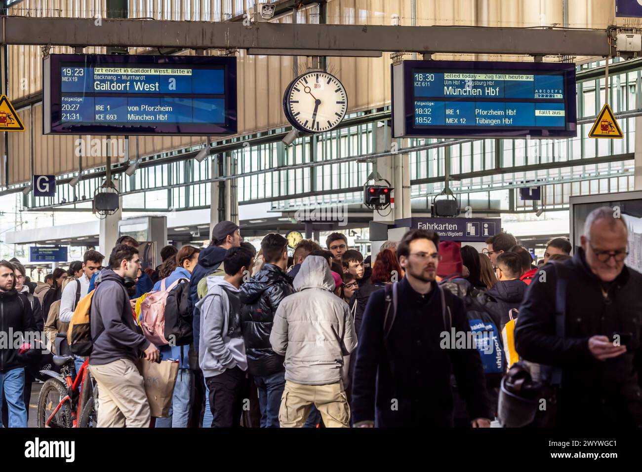 Zugausfälle. Anzeigentagel im Hauptbahnhof Stoccarda. // 02.04.2024: Stoccarda, Baden-Württemberg, Deutschland, Europa *** bacheca per cancellazioni dei treni presso la stazione centrale di Stoccarda 02 04 2024 Stoccarda, Baden Württemberg, Germania, Europa Foto Stock