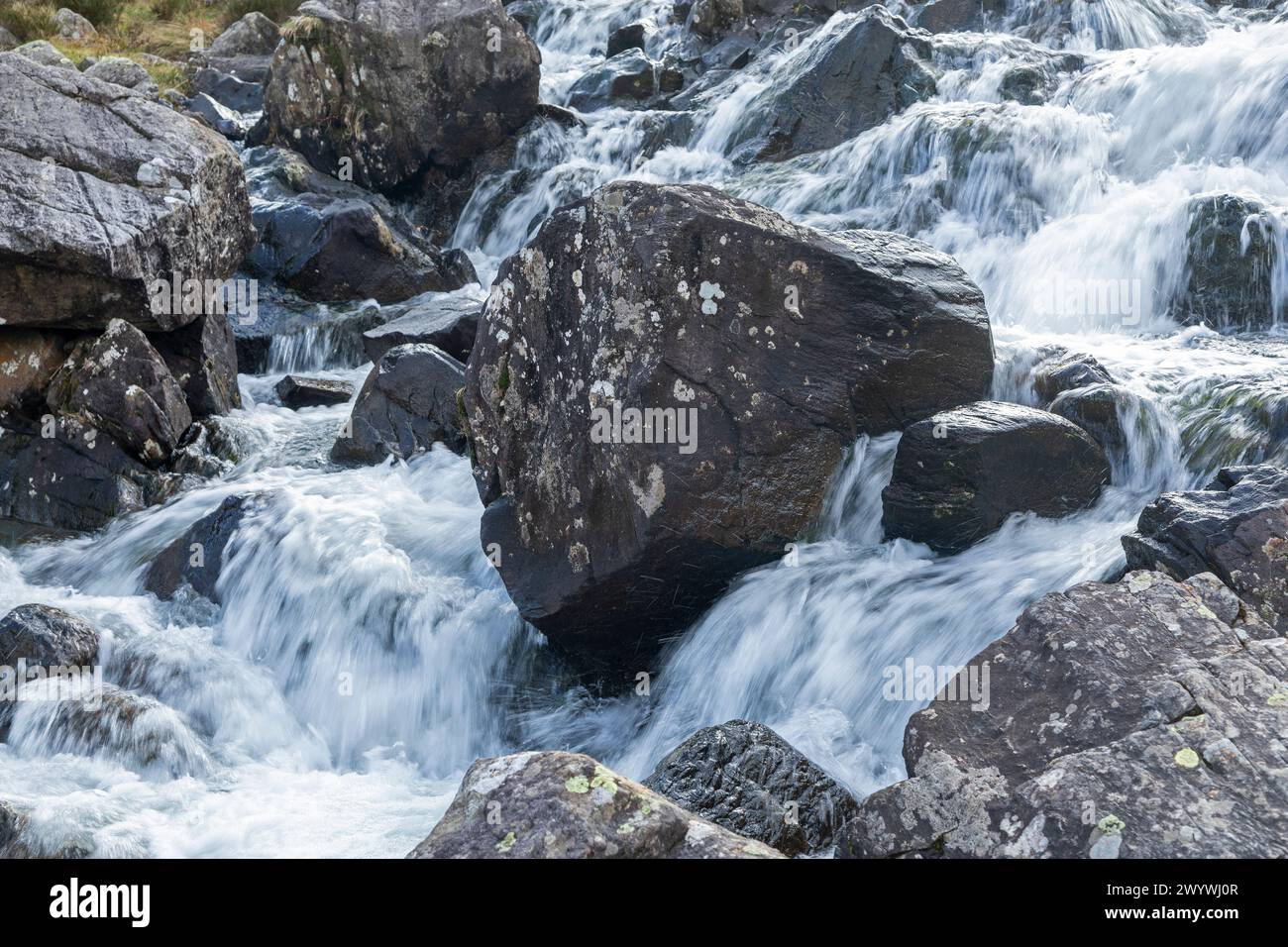 Rocce, torrente di montagna accanto al sentiero Llyn Idwal, Parco Nazionale Snowdonia vicino a Pont Pen-y-benglog, Bethesda, Bangor, Galles, Gran Bretagna Foto Stock