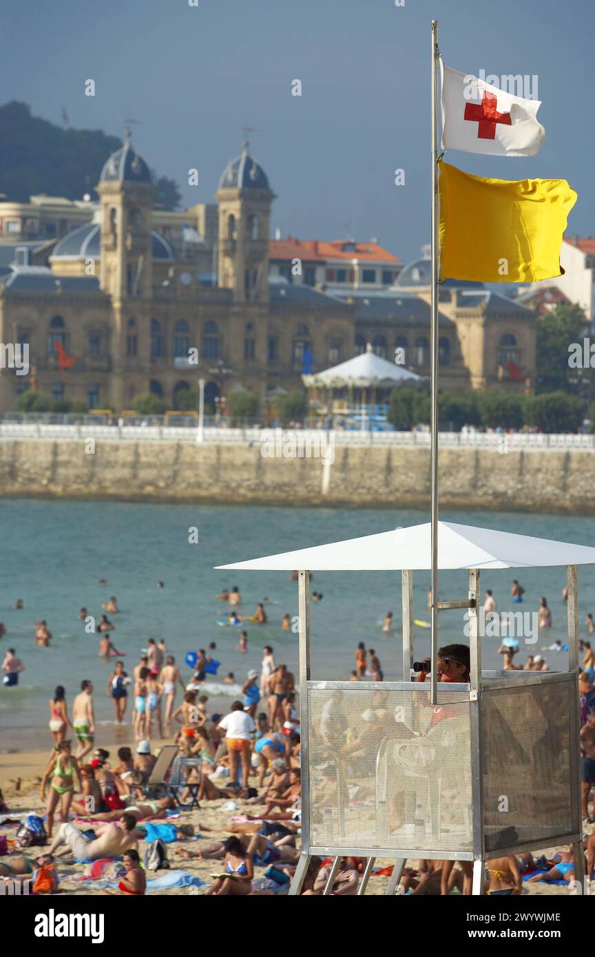 Bagnino della Croce Rossa presso la spiaggia di la Concha, Donostia (San Sebastián). Guipúzcoa, Euskadi. Spagna. Foto Stock