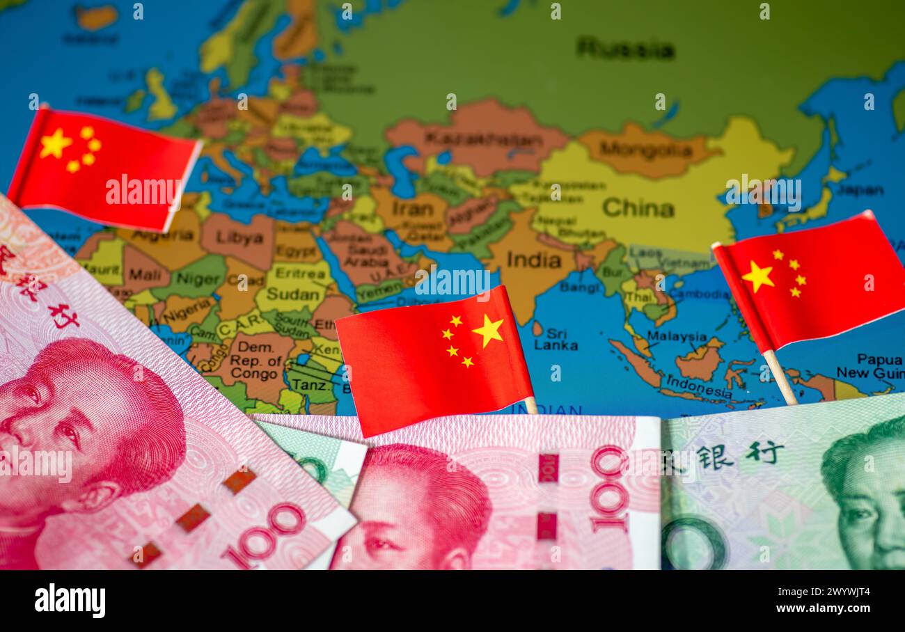 Un concetto cinese di investimenti globali nel sud con banconote cinesi in yuan e bandiere nazionali sopra una mappa di alcuni paesi dell'emisfero meridionale. Foto Stock
