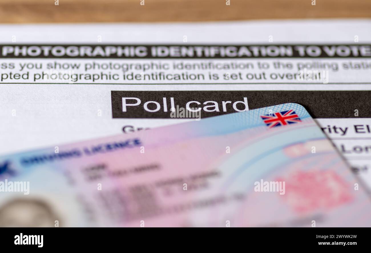 Una carta elettorale ufficiale per le elezioni governative e una patente di guida fotografica del Regno Unito come prova di identità. Foto Stock