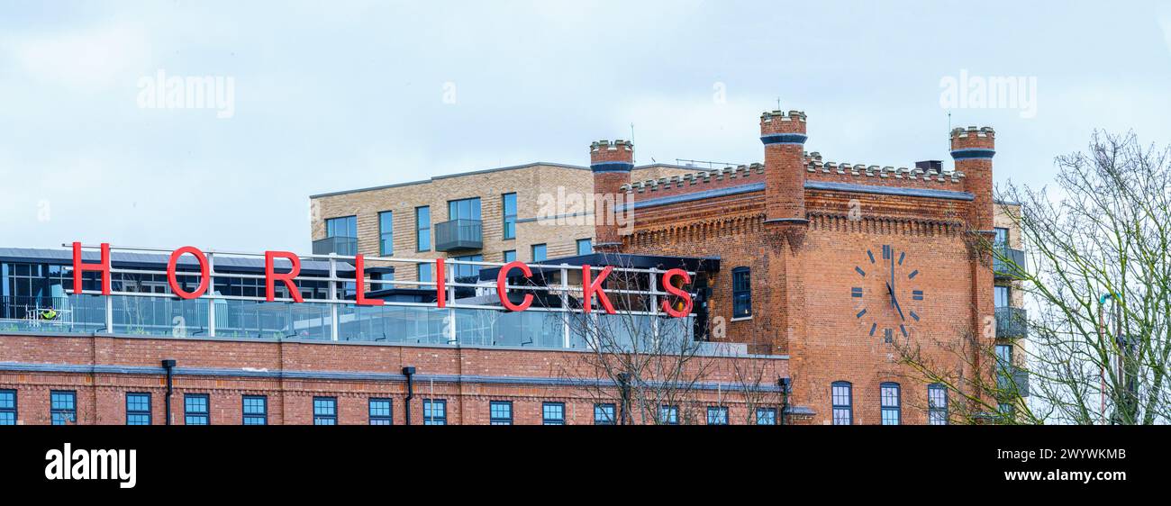 Cartello "Horlicks" in mostra sopra il nuovo sviluppo del quartiere Horlick, Slough, Berkshire, Regno Unito Foto Stock