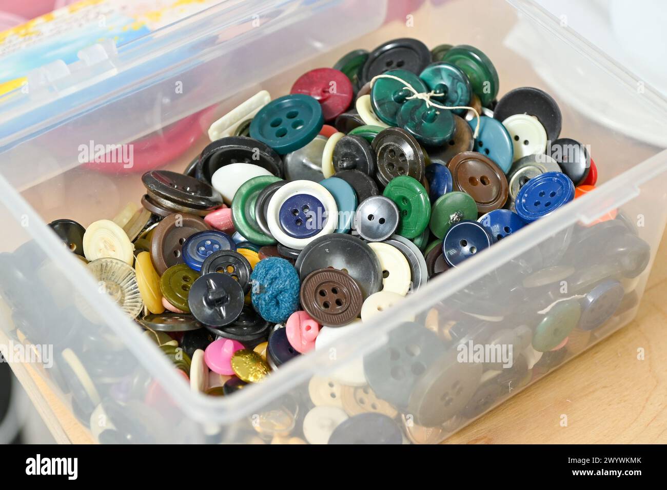 I pulsanti sono di varie dimensioni, forme e colori. Sono realizzati con materiali diversi, tra cui plastica, legno e metallo. Inoltre, alcuni pulsanti h Foto Stock