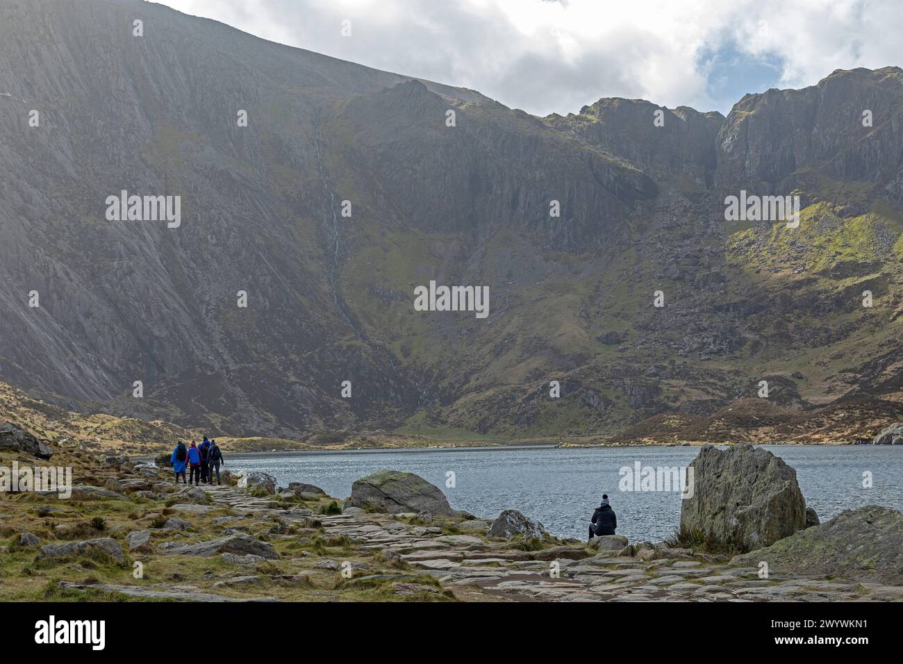People, Lake Llyn Idwal, Snowdonia National Park vicino a Pont Pen-y-benglog, Bethesda, Bangor, Galles, Gran Bretagna Foto Stock