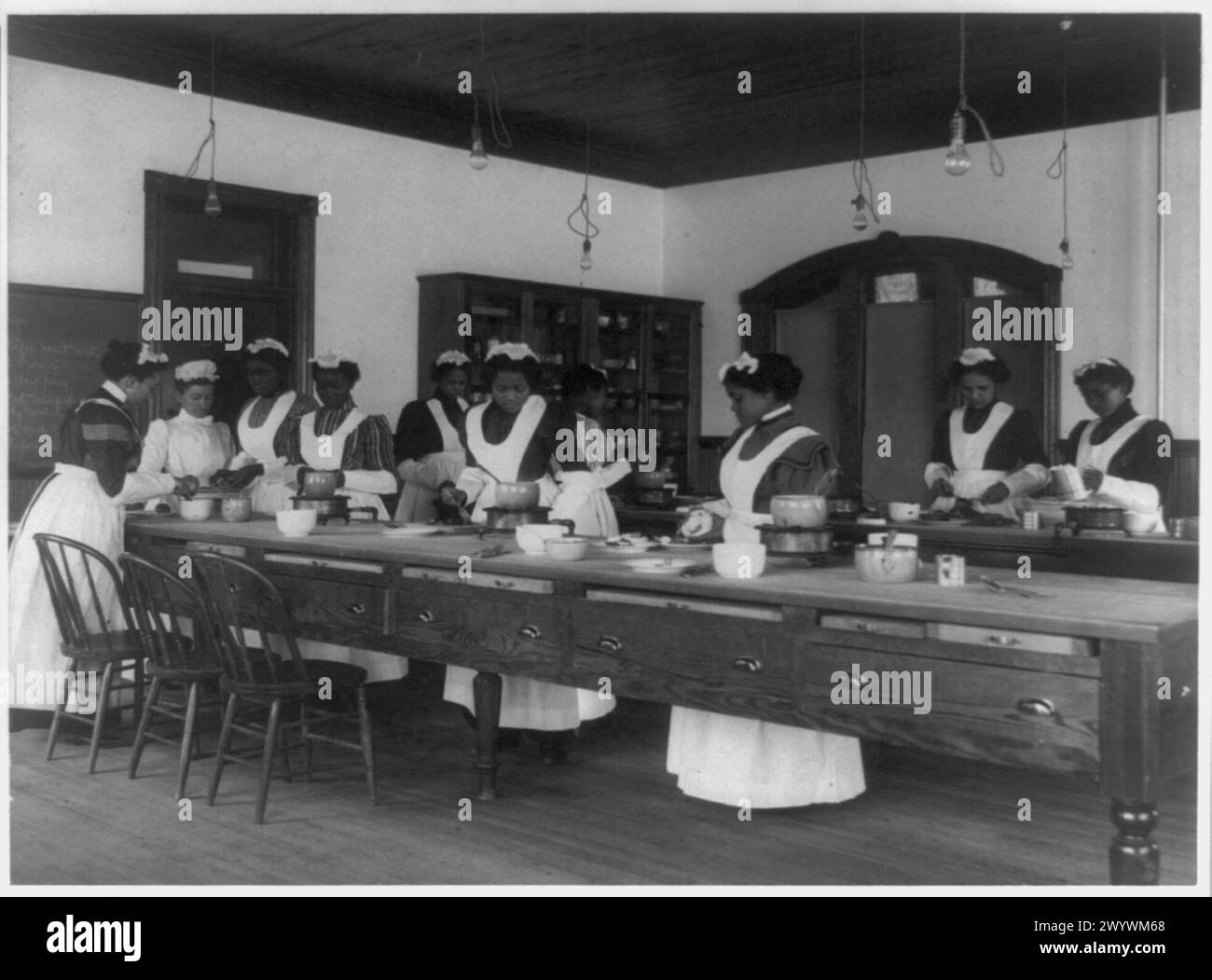[Dieci donne afro-americane in classe di cucina all'Hampton Institute, Hampton, Virginia] Foto Stock