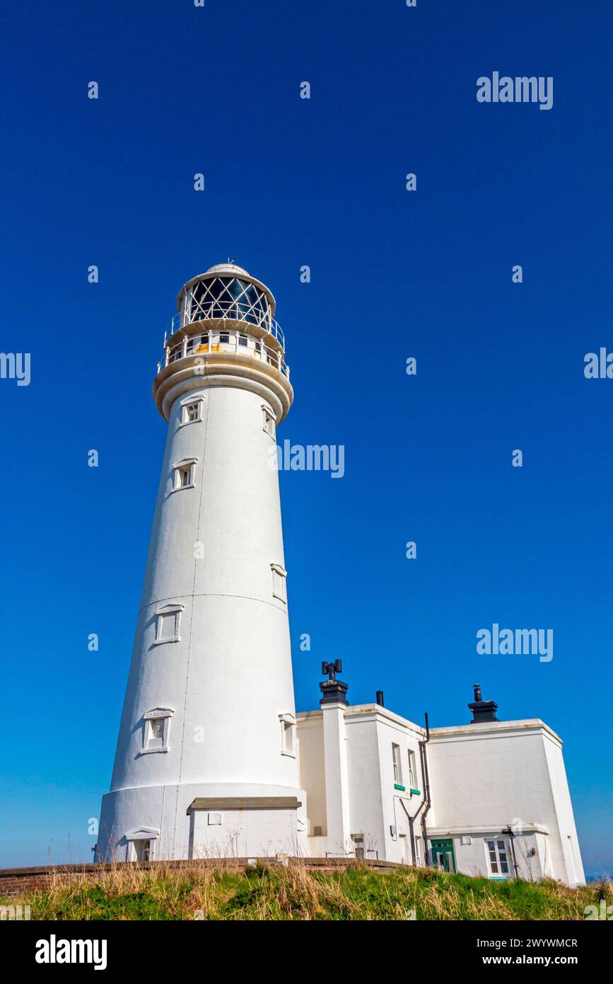 Faro di Flamborough Head nel North Yorkshire Inghilterra Regno Unito progettato da Samuel Wyatt e acceso per la prima volta nel 1806 con un cielo azzurro. Foto Stock