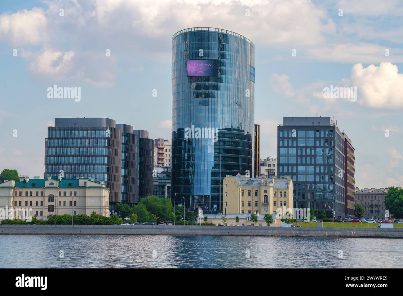 SAN PIETROBURGO, RUSSIA - 5 LUGLIO 2018: L'edificio della sede principale della Bank St. Pietroburgo sul terrapieno Malookhtinskaya in un giorno di luglio Foto Stock