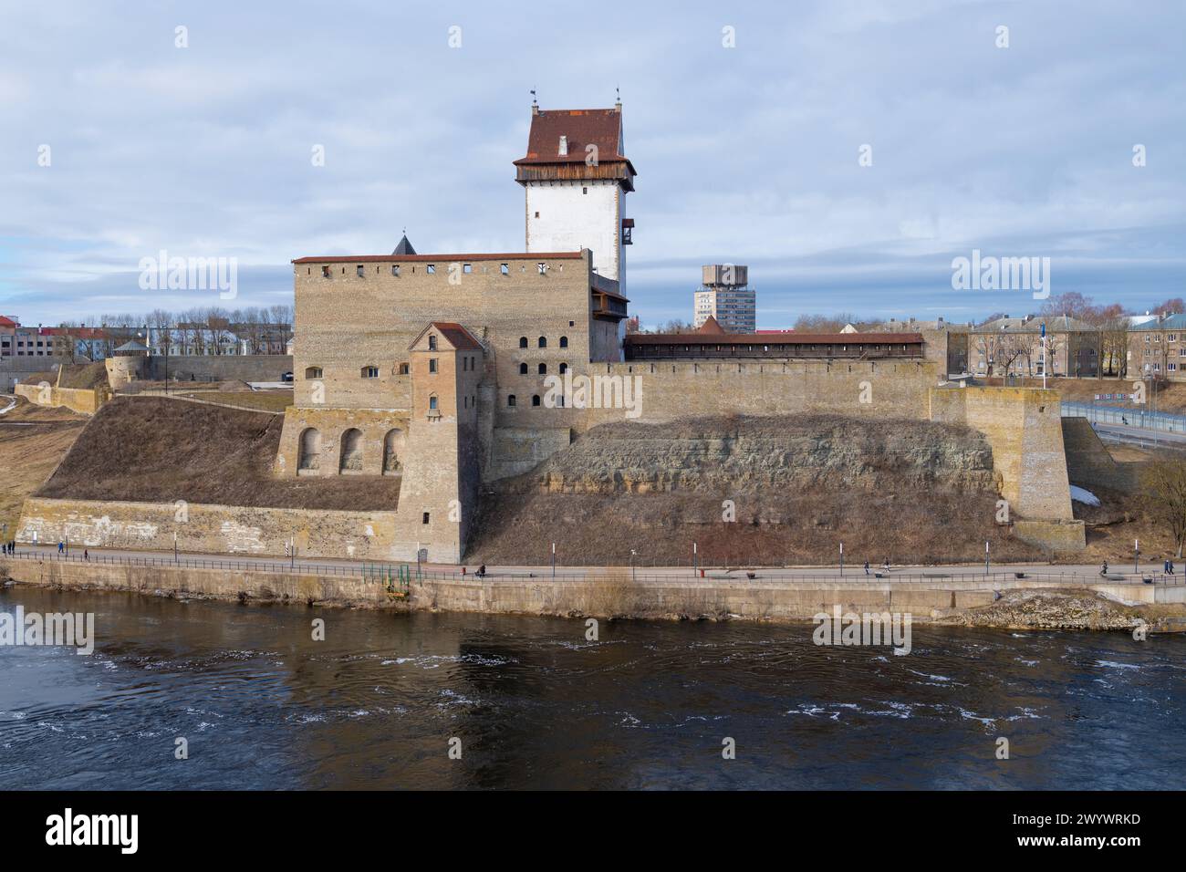 Castello medievale di Herman al confine tra Estonia e Russia in un giorno di marzo. Narva, Estonia Foto Stock