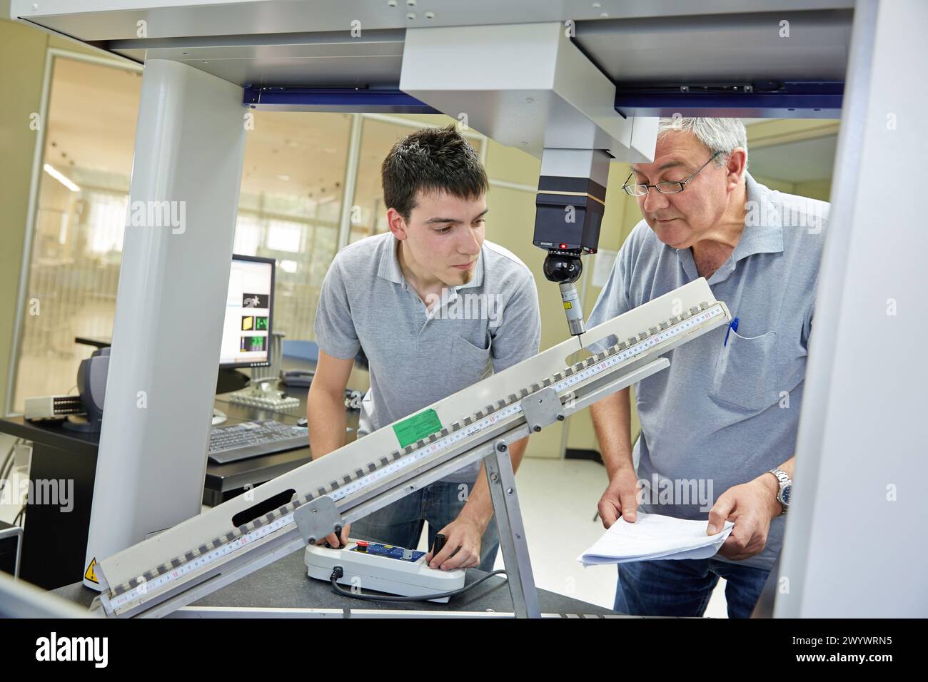 Il team SAT sta calibrando la macchina tridimensionale. Calibrazione del CMM. Macchina di misurazione delle coordinate. Innovativa metrologia applicata. Sariki Metrology. Elgoibar. Gipuzkoa. Paesi Baschi. Spagna. Foto Stock