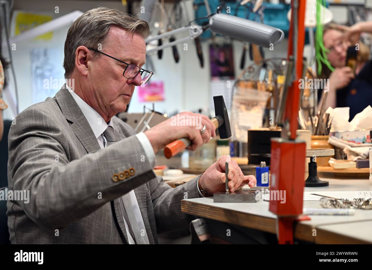 Erfurt, Germania. 8 aprile 2024. Bodo Ramelow (partito di sinistra), ministro presidente della Turingia, visita Magdeburger Allee e partecipa a un laboratorio orafo in una piccola impresa artigianale. La strada è uno dei luoghi più pericolosi della capitale dello stato. Il Ministro Presidente vorrebbe parlare con gli attori locali e i proprietari di negozi per farsi un'idea della situazione attuale. Crediti: Martin Schutt/dpa/Alamy Live News Foto Stock